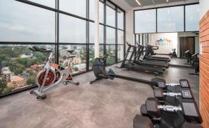 Great Location Gym Pool & City Views 200 Mbps