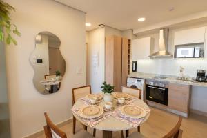 Modern & Central Pool Gym & City Views