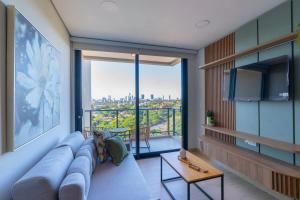 Modern & Central Pool Gym & City Views