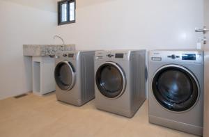 Modern Studio near Malls Gym and Rooftop Pool