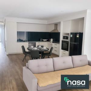 Large Baldivis Stay with a bathroom in each room