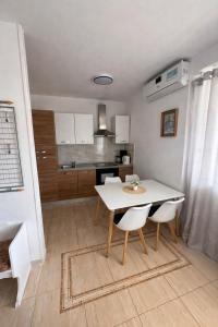 Seafront Island Paradise - Emily 3