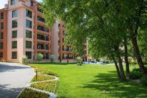 Spacious 1BR w Pool | Free Parking & Terrace