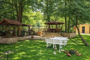 Spacious 1BR w Pool | Free Parking & Terrace