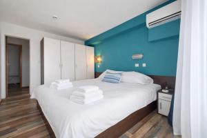 Sunny Apartment w Pool • 5 min to Beach