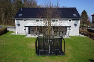 Ferienhaus Bimmelbahn- Familienferienhaus 100 m am Dampflokbahnhof Sauna Trampolin Spielezimmer