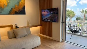 WALK2BEACH Riviera Beachfront Studio - Steps to Yabanaki Varkiza