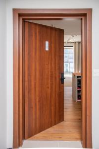 Prime Location 1BR apt Steps from Mall