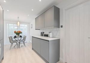 New! Sleeps 6-Free Parking-Long stays-Contractors