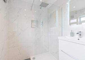 New! Sleeps 6-Free Parking-Long stays-Contractors