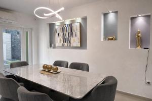 Casa con jacuzzi en La Aurora, Guayaquil, 3 habitaciones, ideal para familias, con sala, comedor y cocina equipada