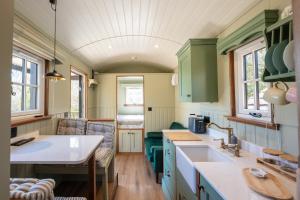 Willows Nest Cosy Shepherds Hut Near Swanage