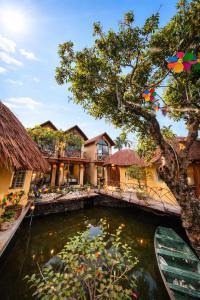 Tropical Wood Retreat Bungalow - Pool view