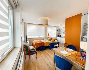 Le Plumard Bleu, 2-Star Rating, Historical