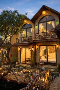 Tropical Wood Retreat Bungalow - Pool view