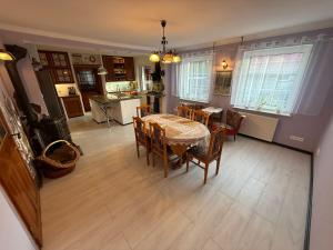 Dom z rustykalną duszą- 4 pokoje - dla 8 - 9 osób, przy granicy, nad rzeką Nysą, z salonem kuchnnym, jadalnią, z dostępem do partyroom, tarasem z widokiem na rzekę,