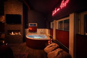 Wellness Tuin - Boudoir Suite - Ultieme Partner Beleving - Indoor Jacuzzi en Openhaard en privé Sauna - in Romantische stijl - Gratis Fles Prosecco & Leuke Partner connect box !