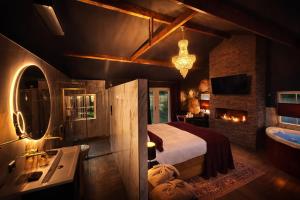 Wellness Tuin - Boudoir Suite - Ultieme Partner Beleving - Indoor Jacuzzi en Openhaard en privé Sauna - in Romantische stijl - Gratis Fles Prosecco & Leuke Partner connect box !