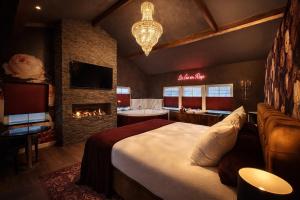 Wellness Tuin - Boudoir Suite - Ultieme Partner Beleving - Indoor Jacuzzi en Openhaard en privé Sauna - in Romantische stijl - Gratis Fles Prosecco & Leuke Partner connect box !