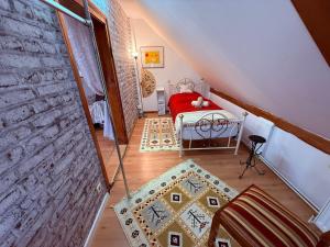 Dom z rustykalną duszą- 4 pokoje - dla 8 - 9 osób, przy granicy, nad rzeką Nysą, z salonem kuchnnym, jadalnią, z dostępem do partyroom, tarasem z widokiem na rzekę,