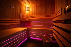 Wellness Tuin Horst Noord Limburg - Suite met Indoor Jacuzzi, Openhaard, Privé Hottub en Privé Sauna in Jachthut stijl - Ultieme Partner Beleving