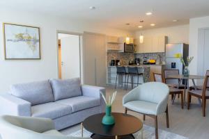 Modern 1-BR with Park & Ocean Vistas Panama City