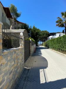 Villa by the beach with wrap around garden, 3 bed rooms and a summer house