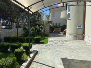 Villa by the beach with wrap around garden, 3 bed rooms and a summer house
