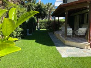 Villa by the beach with wrap around garden, 3 bed rooms and a summer house