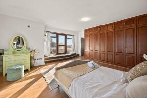 6 Bed Spacious Home in Wembley Great for Families