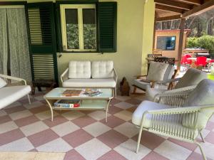 Villa by the beach with wrap around garden, 3 bed rooms and a summer house