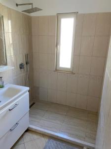 Villa by the beach with wrap around garden, 3 bed rooms and a summer house