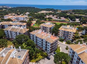 PineSun Park- Swimming pool- Beach 700m by AlgarStays