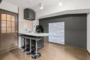 Walk to Dotonbori & Shinsaibashi! Cozy Apartment for Groups of 5