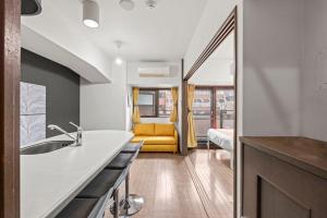 Walk to Dotonbori & Shinsaibashi! Cozy Apartment for Groups of 5