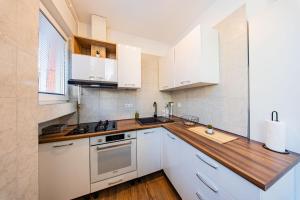 Zagreb 269 - 2 Bedroom Apartment - Parking - WiFi - Keybox entry - New - Monthly Rent - Modern