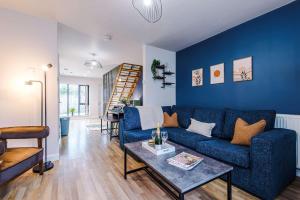Modern 2 Bed Manchester Stay by 53 Degrees Property with Parking & Garden