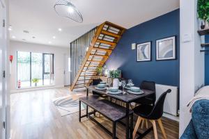 Modern 2 Bed Manchester Stay by 53 Degrees Property with Parking & Garden