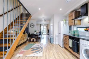 Modern 2 Bed Manchester Stay by 53 Degrees Property with Parking & Garden