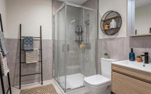 Large 7 Bedroom House, Ideal Location, Wi-Fi