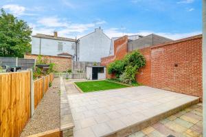 Large 7 Bedroom House, Ideal Location, Wi-Fi