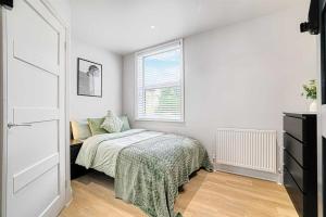 Large 7 Bedroom House, Ideal Location, Wi-Fi