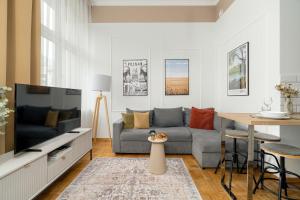 Jasne Studia Very Berry w Centrum Poznania by Noclegi Renters