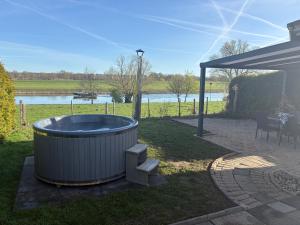 Milos Ferienhaus mit Flussblick