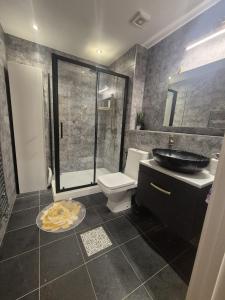 Modern cosy chic Croydon apartment - perfect for couples, families and contractors