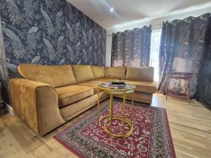 Modern cosy chic Croydon apartment - perfect for couples, families and contractors