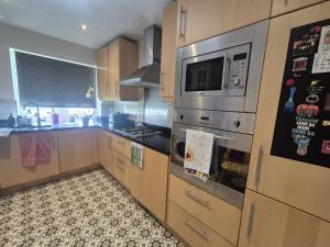 Modern cosy chic Croydon apartment - perfect for couples, families and contractors