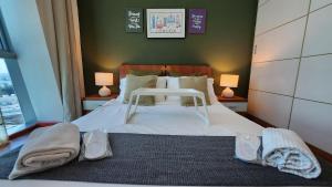 Zigzag Tower B-Travellers Retreat, 2BR with Pool and Sea View at Pearl-1008