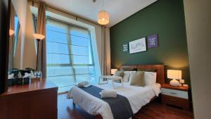Zigzag Tower B-Travellers Retreat, 2BR with Pool and Sea View at Pearl-1008