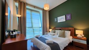 Zigzag Tower B-Travellers Retreat, 2BR with Pool and Sea View at Pearl-1008